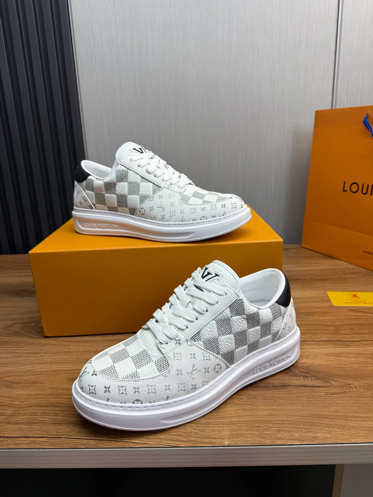 Men's shoes 💰840💰 LOUIS VUITTON [Luden Yiwei] The new trendy Lv is on the market 🎁, casual and fashionable men's shoes 👟 1:1 shipment ⬆️The upper is made of imported cowhide + cowhide mesh lining, the original wear-resistant rubber outsole, the version is simple and elegant, exclusive for trendy men. 38-45 (38.45 is non-refundable if made to order)